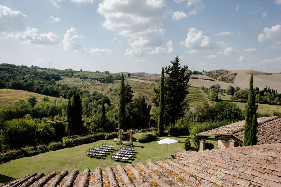 wedding ceremony spot in the middle of the tuscan landscape