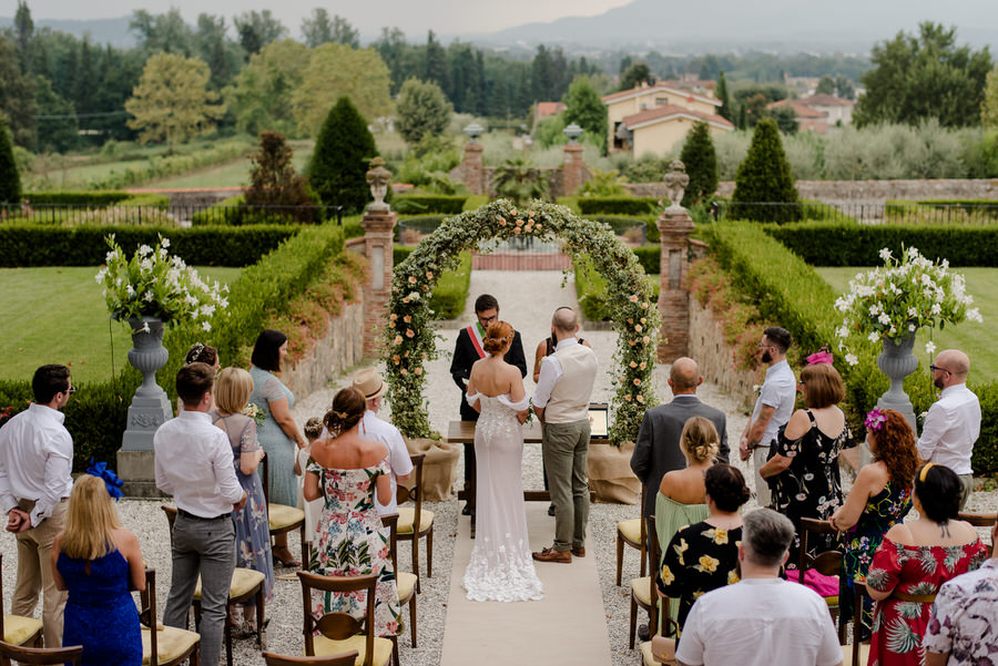 a wedding ceremoyn in tuscany in a garden