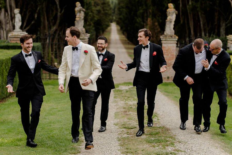 group photo wedding groom and groomsmen