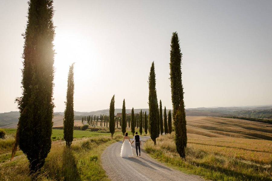 wedding couple walking in tuscany during the golden hour