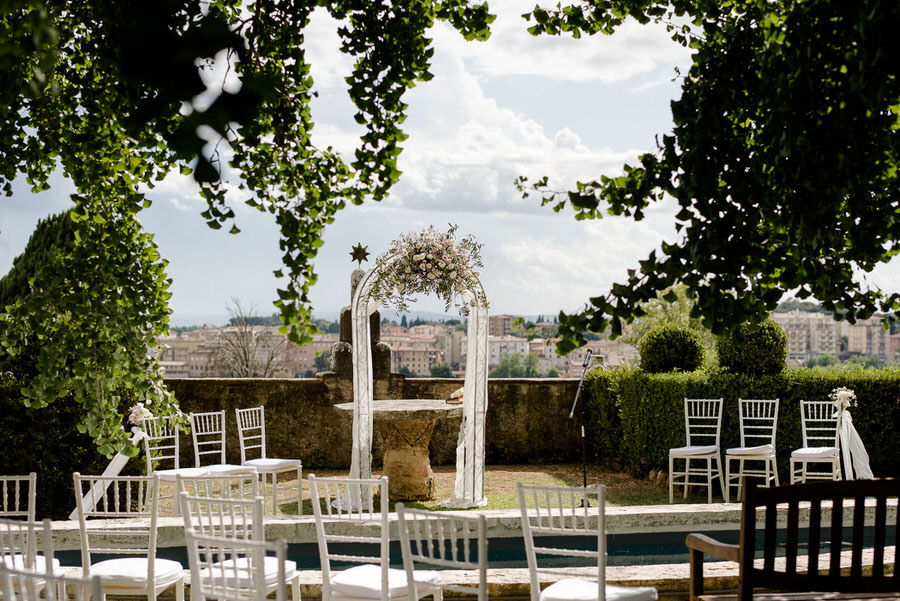 Ceremony in the garden at Le Volte di Vicobello, Siena