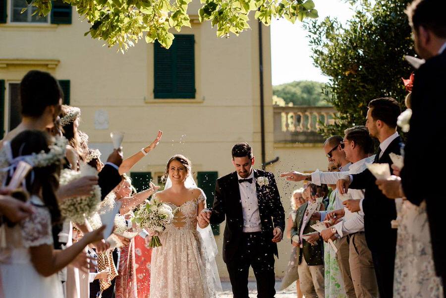 throw of confetti wedding in tuscany