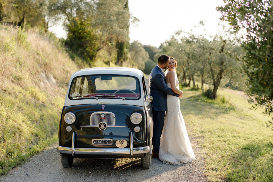 bride and groom tuscany wedding fiat 600