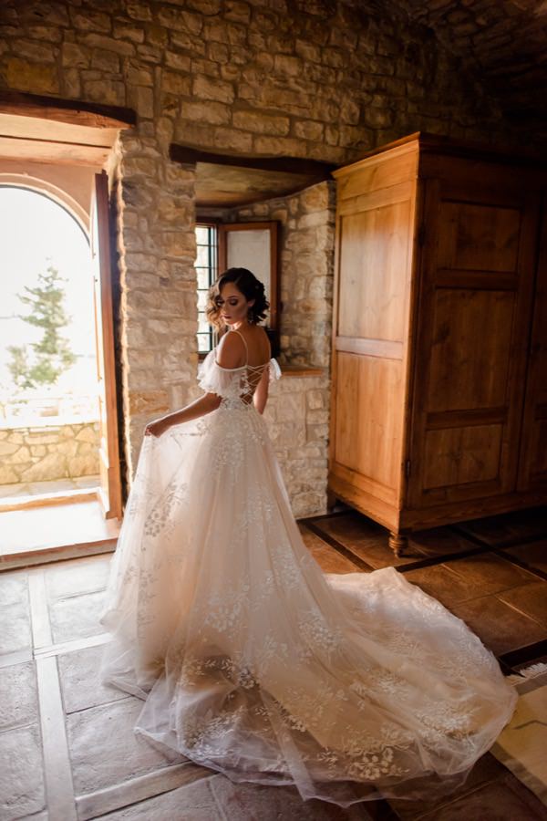 bride in an ancient agriturismo in tuscany