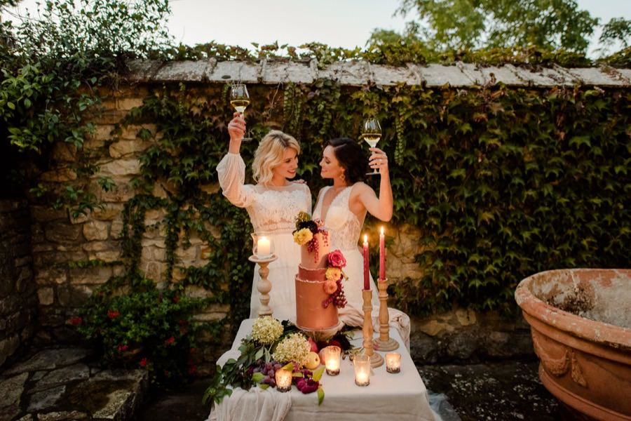 wedding cake toast in tuscany