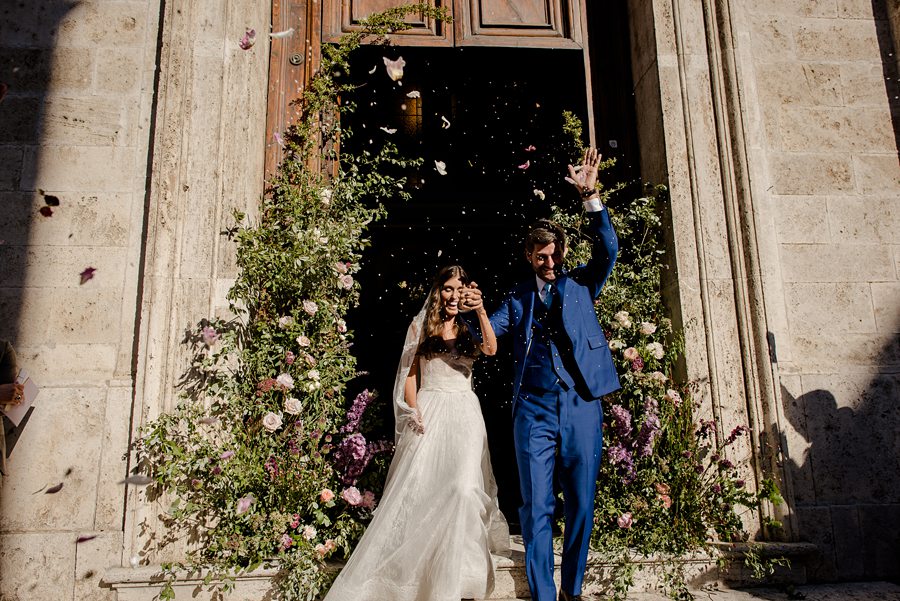 wedding-couple-church-throw-confetti