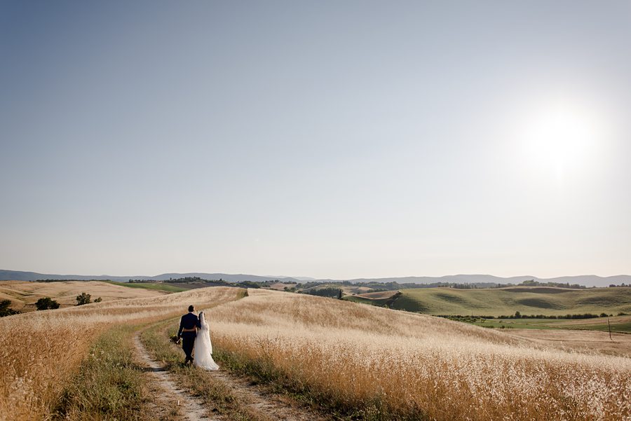 wedding couple shooting tuscany landscape