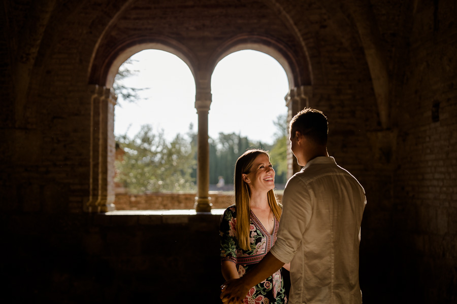couple engaged in tuscany at san galgano abbey