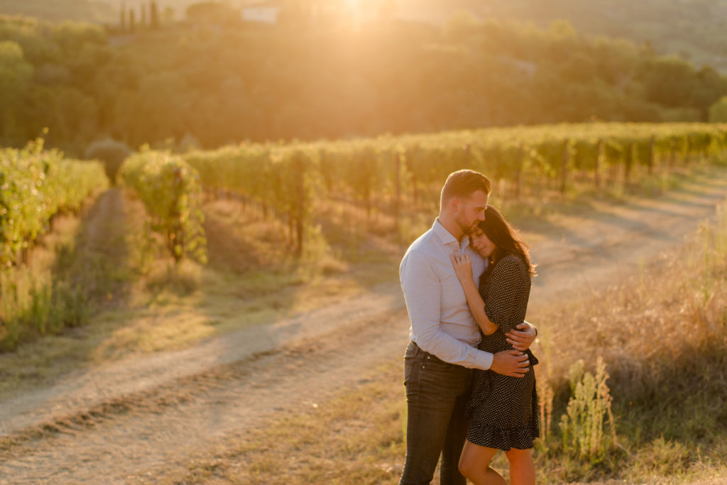 couple engaged in the tuscan vineyards