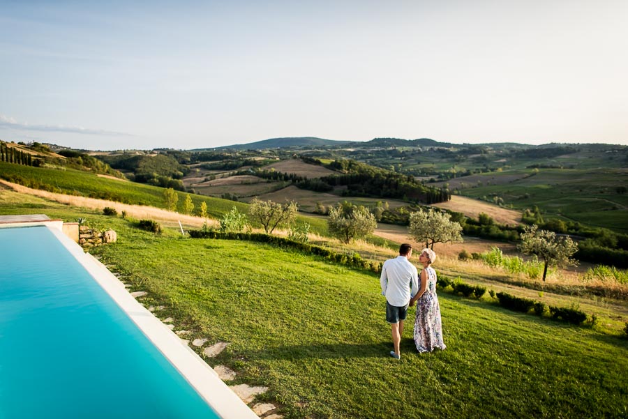engagement shooting in tuscany countryside