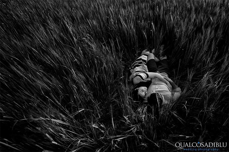 engagement photo black and white in val d'orcia tuscany